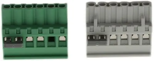 Zwei elektrische Steckverbinder von Bosch, einer in grün und einer in grau, mit mehreren Anschlüssen für Kabelverbindungen.